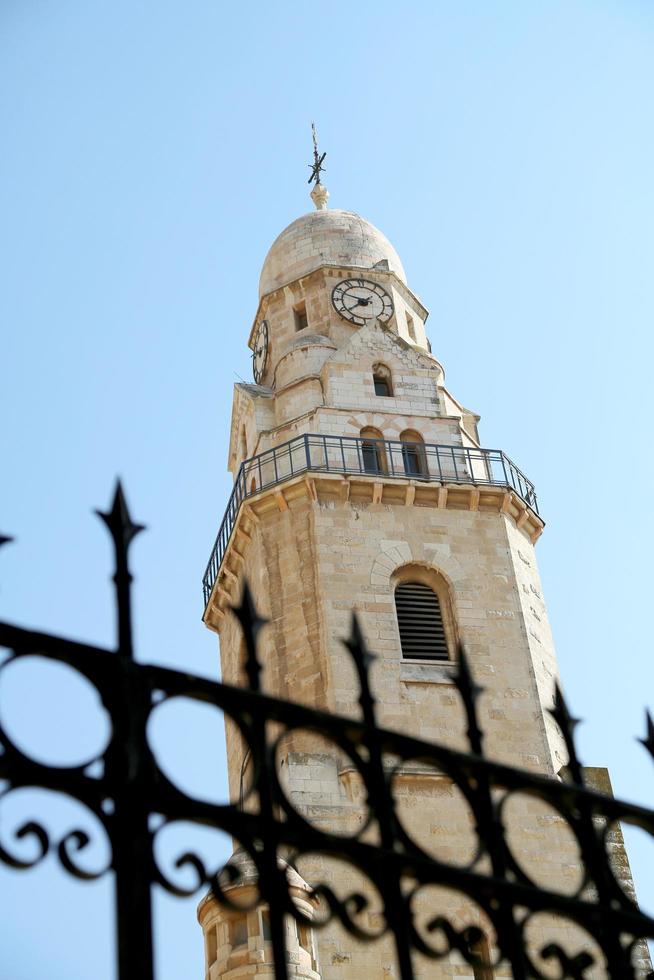 chiesa cristiana croce nell'alta torre del campanile per la preghiera foto