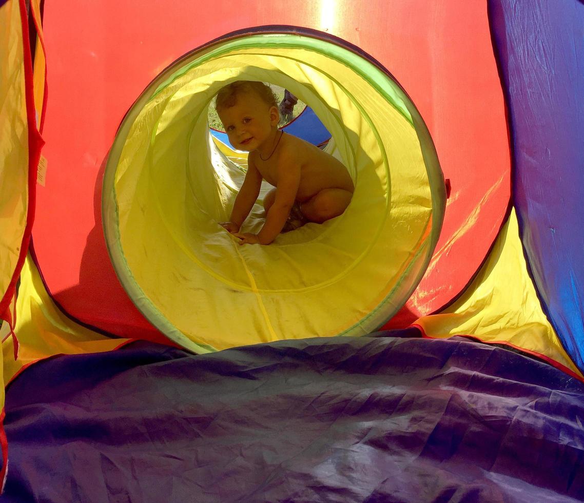 bellissimo bambino con la faccia da bambino in posa fotografo foto