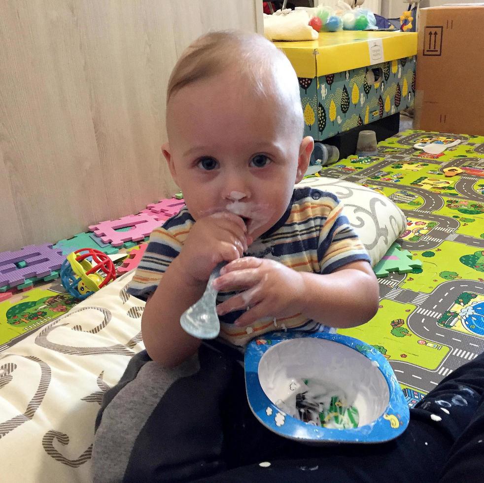 bellissimo bambino con la faccia da bambino in posa fotografo foto