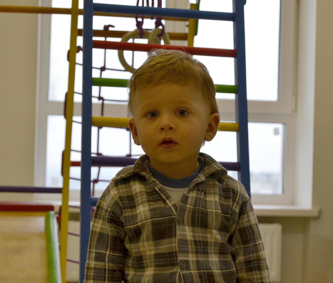 bellissimo bambino con la faccia da bambino in posa fotografo foto