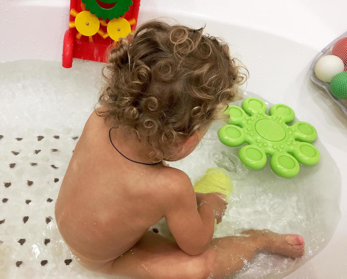 bellissimo bambino con la faccia da bambino in posa fotografo foto