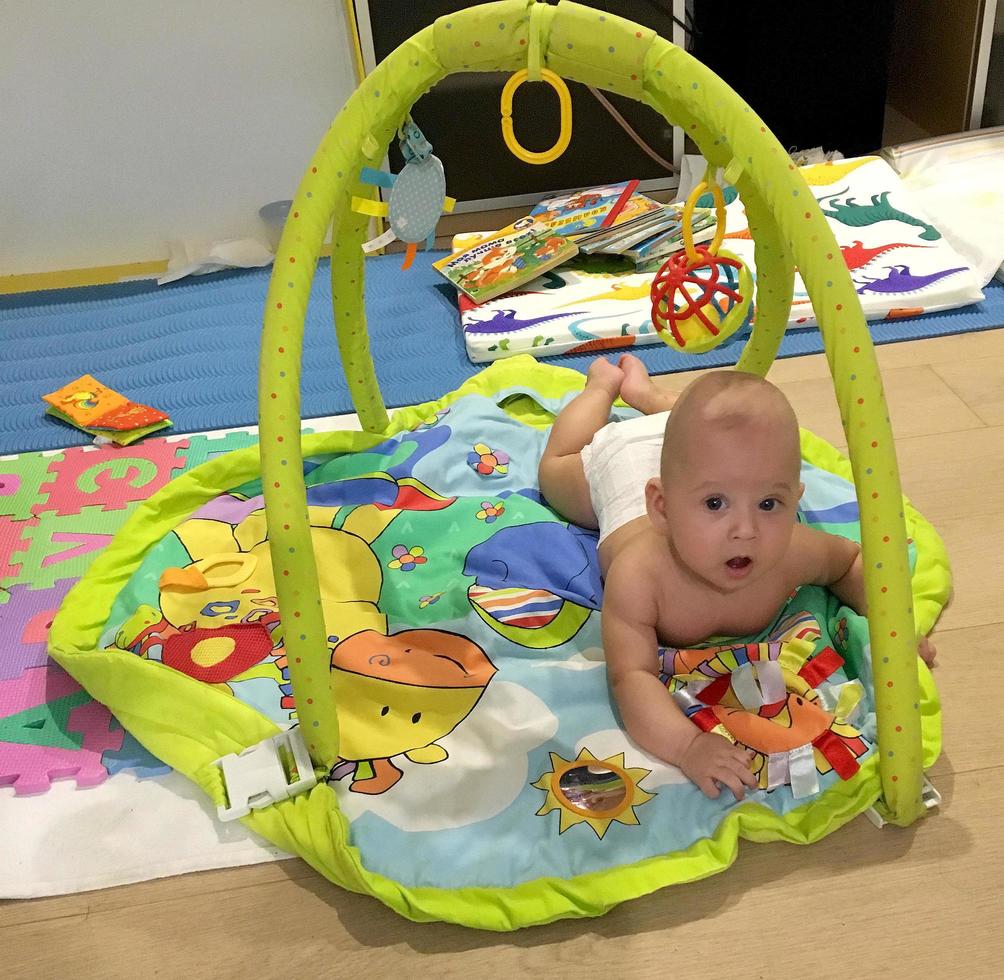 bellissimo bambino con la faccia da bambino in posa fotografo foto