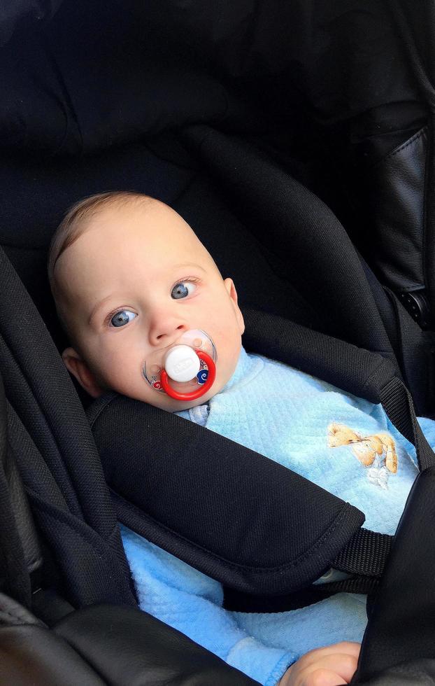 bellissimo bambino con la faccia da bambino in posa fotografo foto