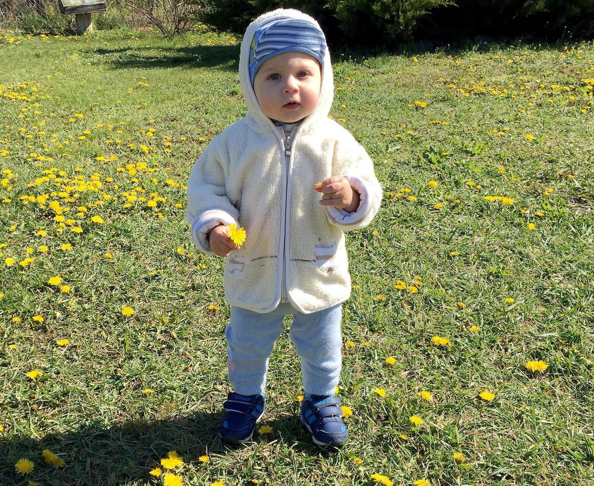 bellissimo bambino con la faccia da bambino in posa fotografo foto