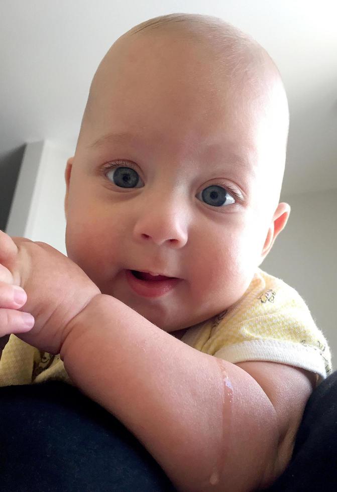 bellissimo bambino con faccia da bambino in posa fotografo per foto a colori