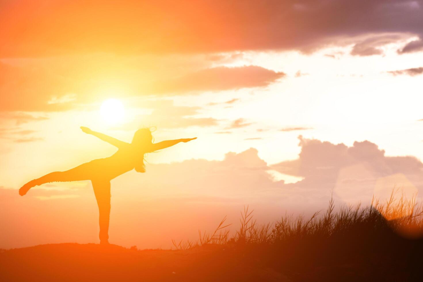 sagoma di yoga all'aperto sulla natura foto