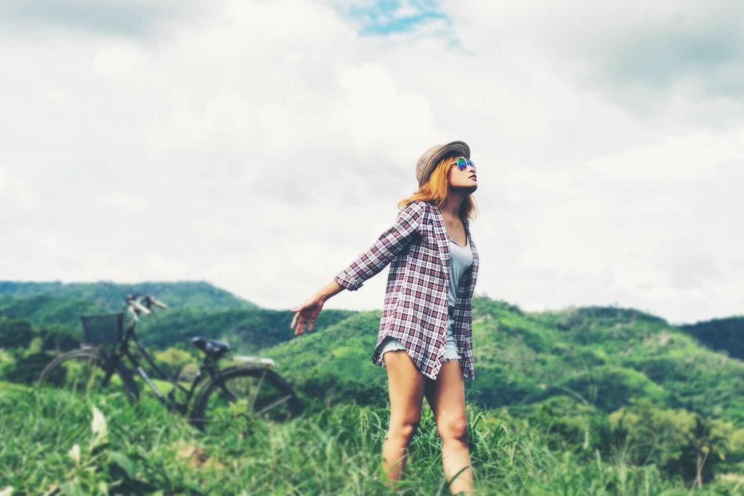 giovane bella donna che gode della libertà e della vita nella natura dietro la montagna. foto