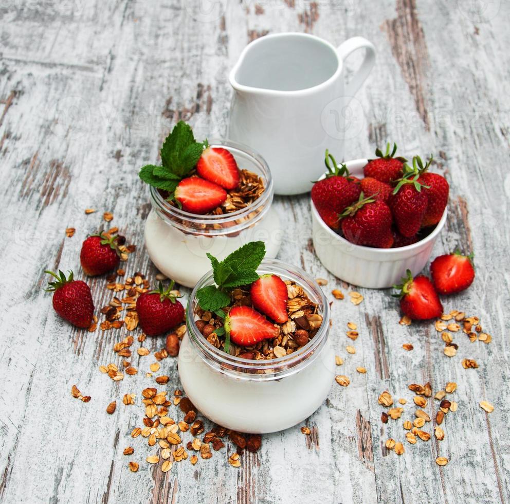 yogurt e muesli a colazione foto