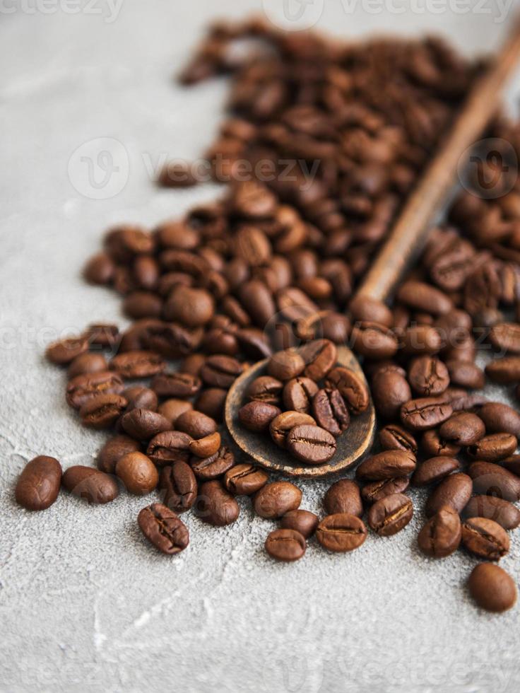 chicchi di caffè su uno sfondo di pietra foto