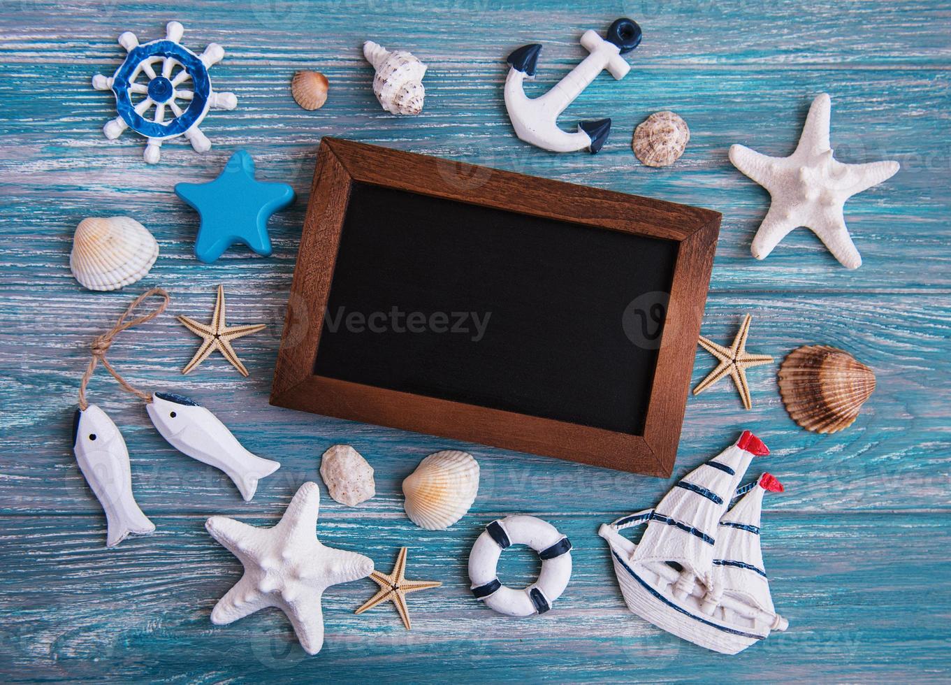conchiglie, stelle marine e una lavagna foto
