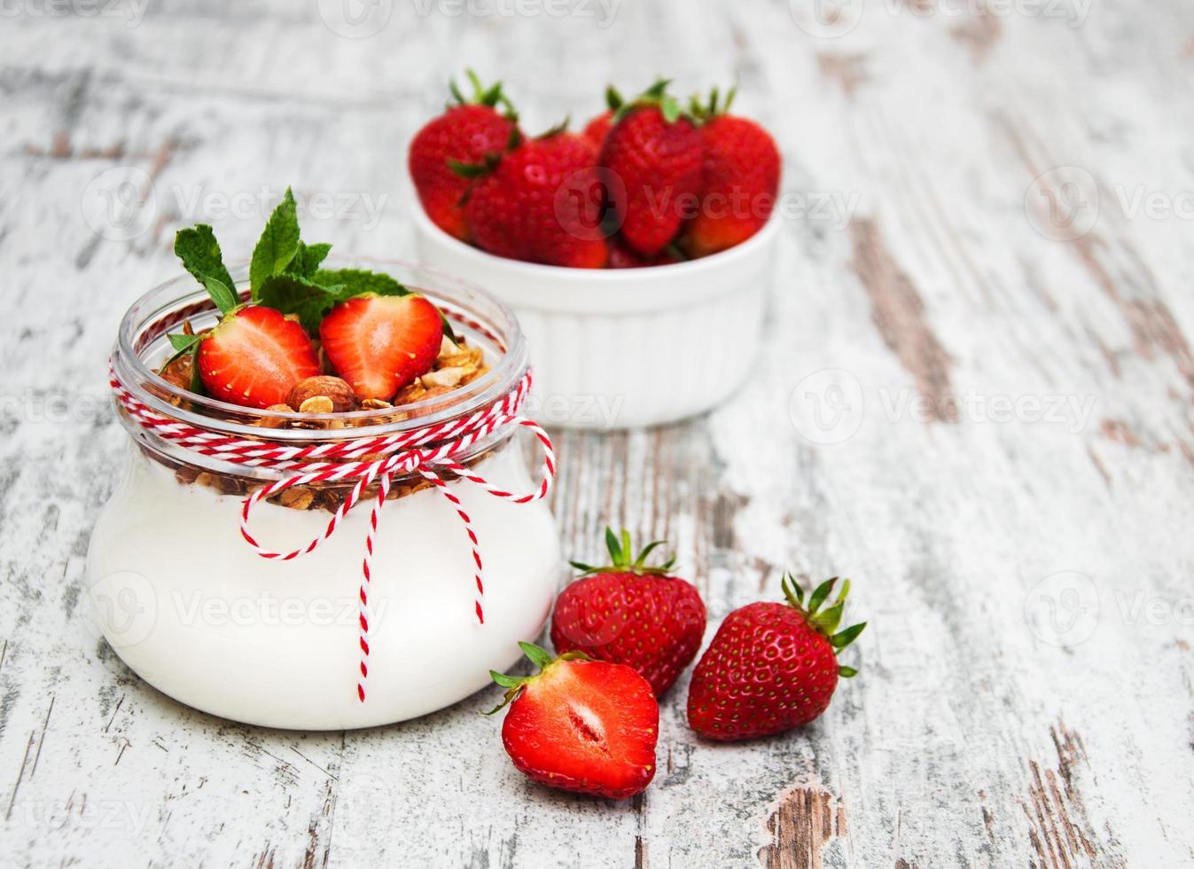 yogurt e muesli a colazione foto