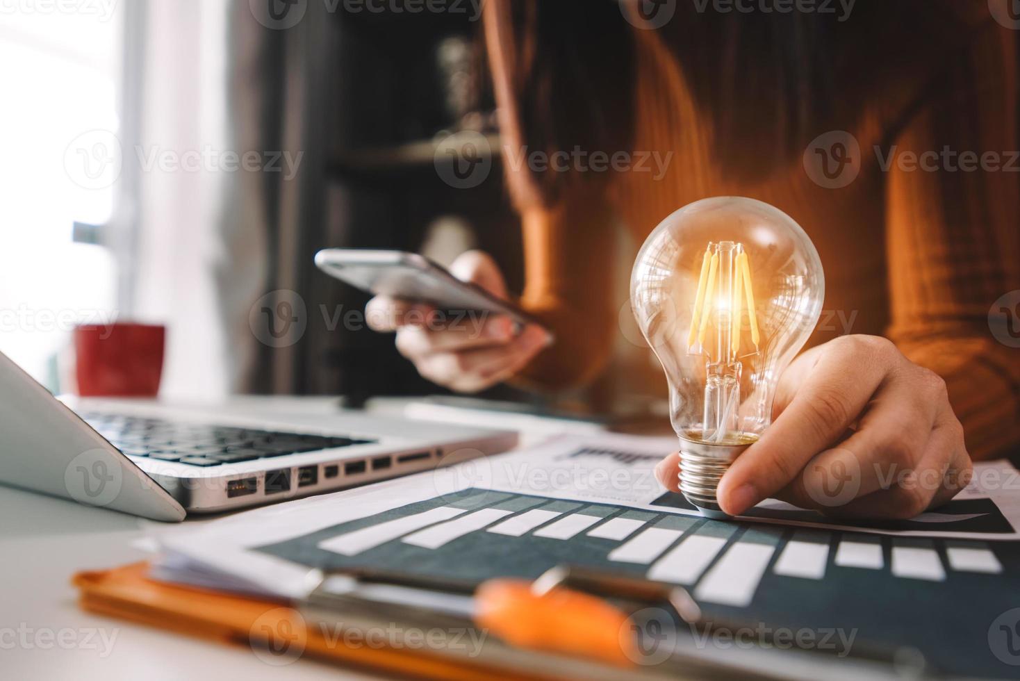 mano d'affari che mostra la strategia aziendale creativa con la lampadina come concetto foto