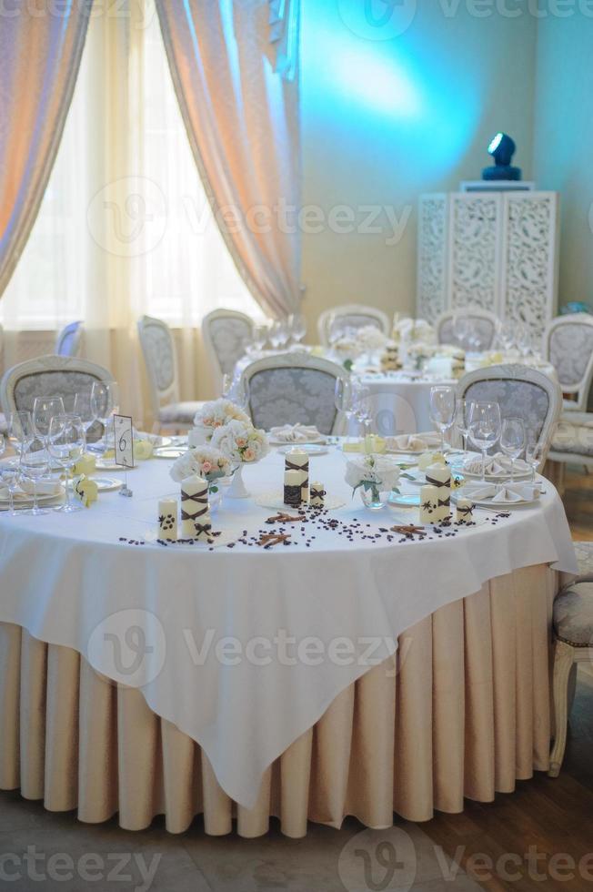 bellissimi fiori sul tavolo nel giorno del matrimonio foto