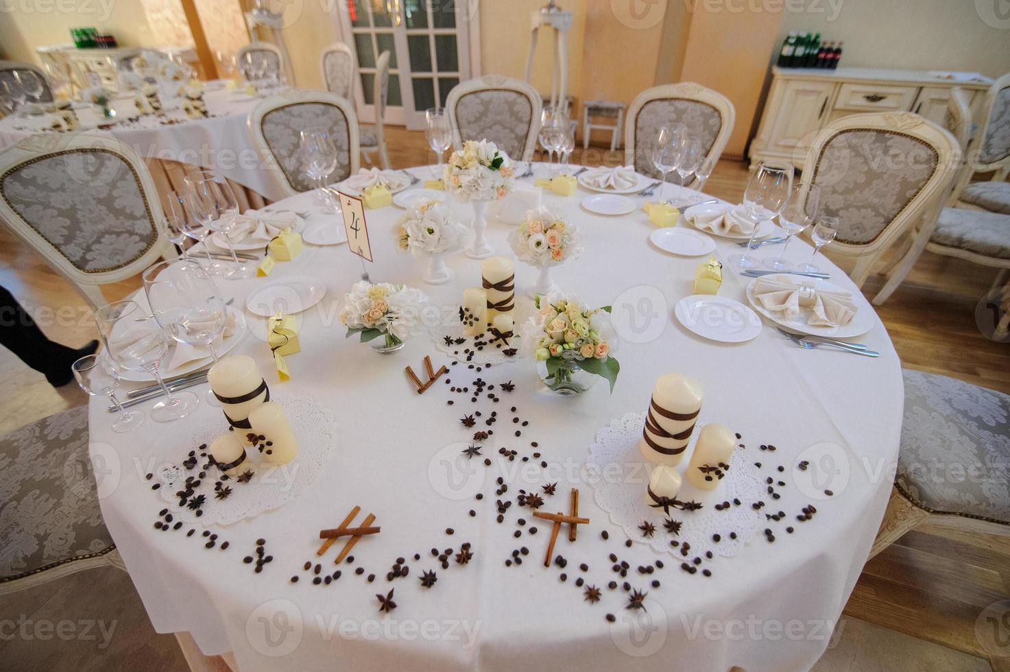 bellissimi fiori sul tavolo nel giorno del matrimonio foto