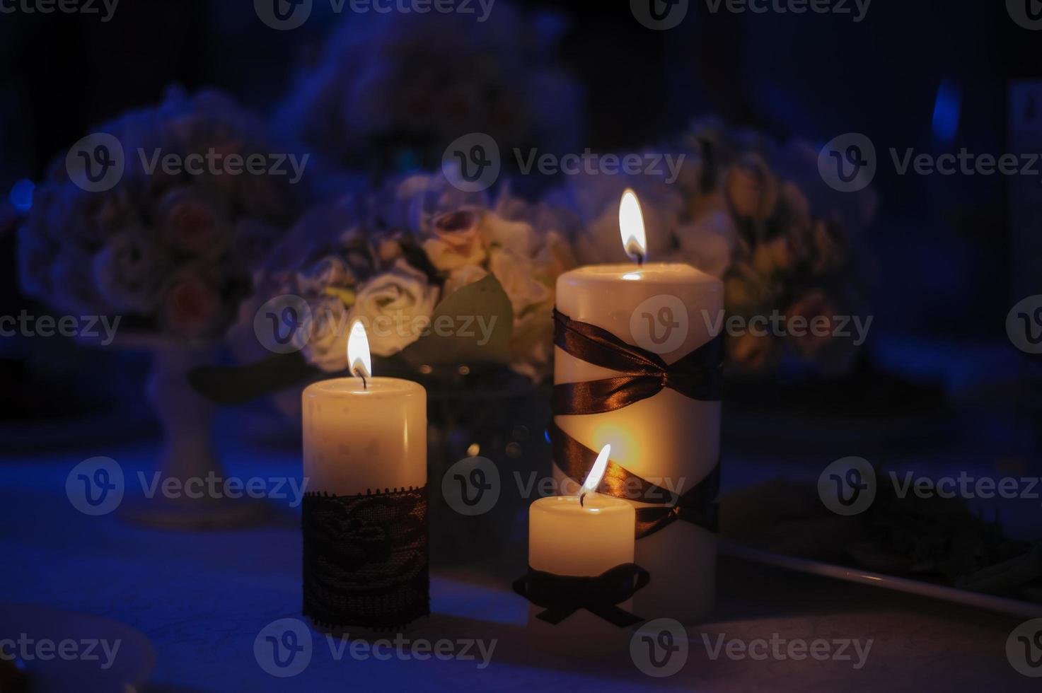 bellissimo tavolo decorato con decorazioni floreali e candele rosse. la sera di Natale o la decorazione della festa di nozze. foto