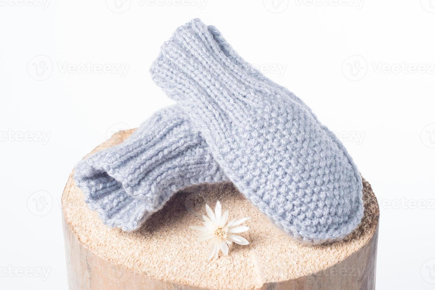 guanti invernali per abbigliamento in lana lavorati a maglia isolati su sfondo bianco foto