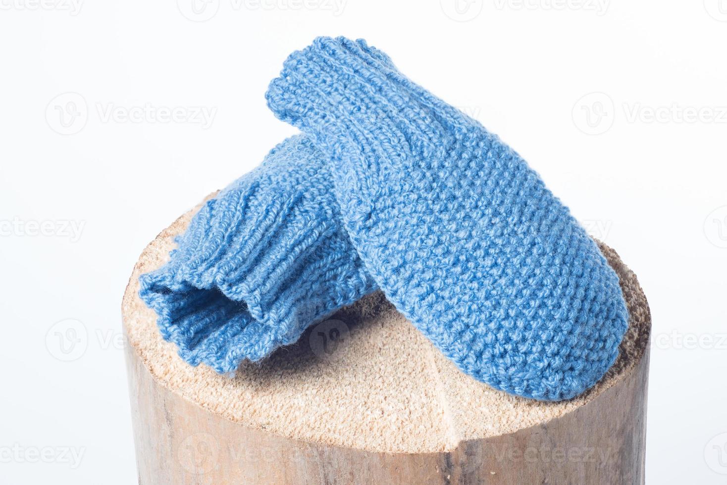 guanti invernali per abbigliamento in lana lavorati a maglia isolati su sfondo bianco foto