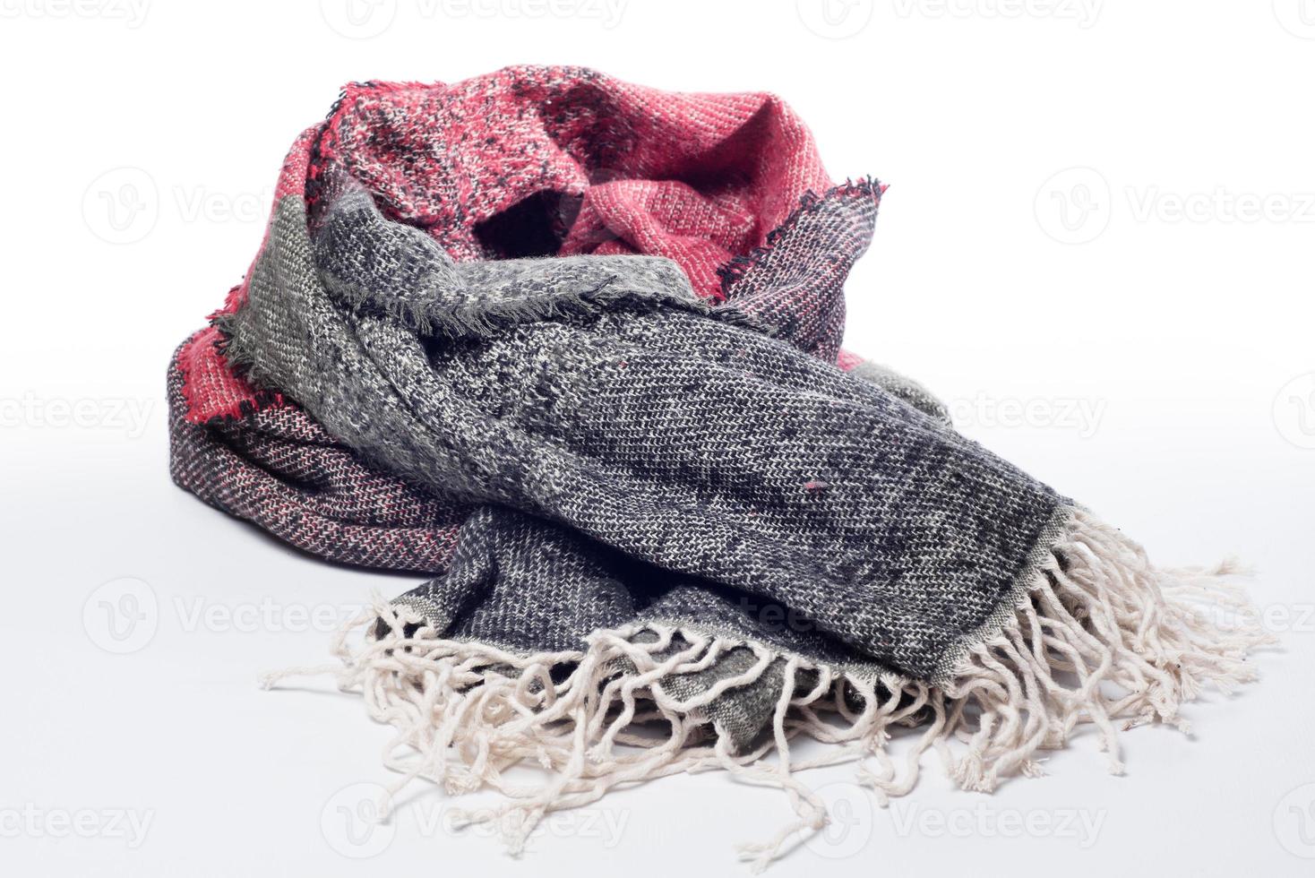 sciarpa invernale in lana lavorata a maglia isolata su sfondo bianco foto