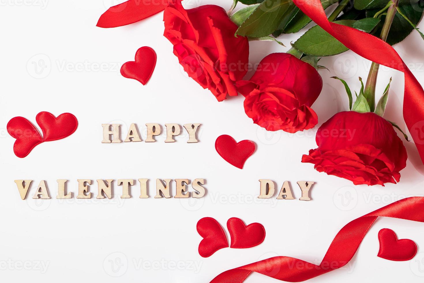 scritte di san valentino. rose rosse e cuori su sfondo bianco. foto