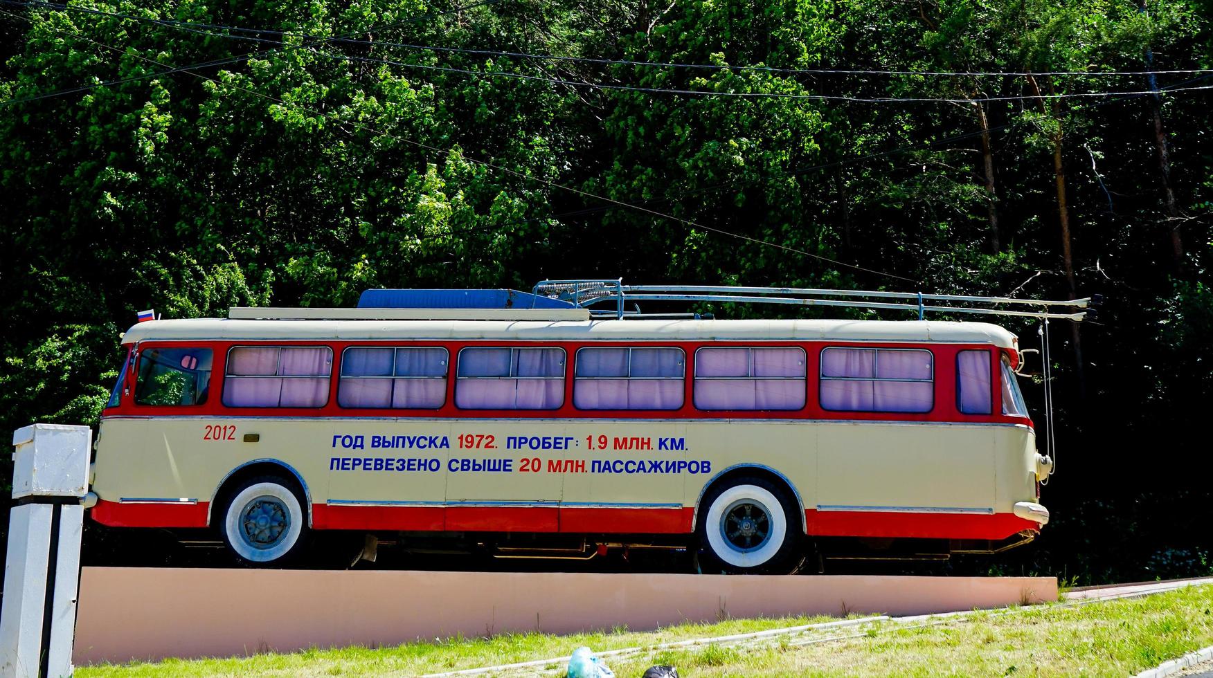 Crimea-12 giugno 2014 - autobus monumento sull'autostrada simferopoli-yalta. foto