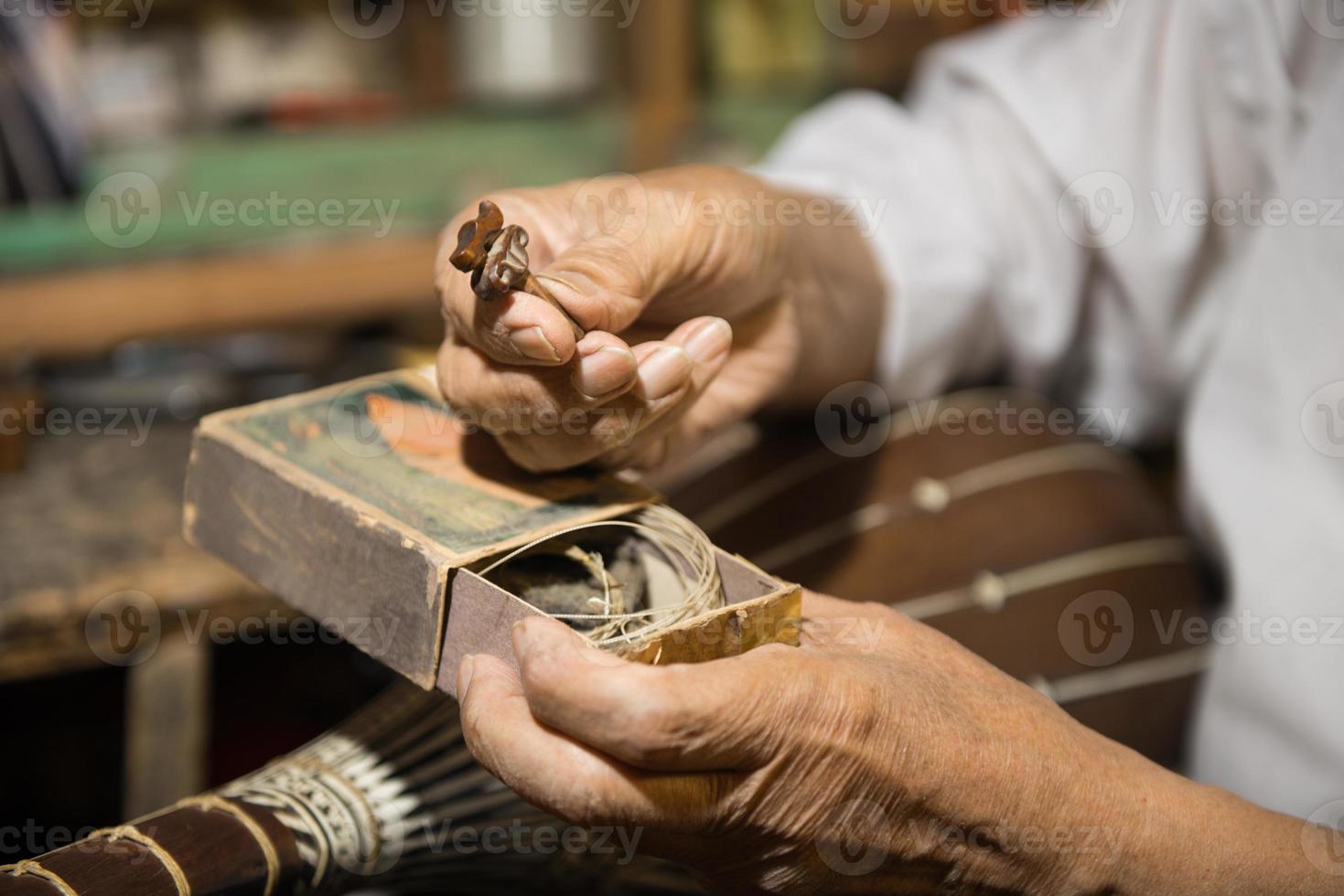 maestro adulto restaura vecchi strumenti musicali. produzione di strumenti a corda foto