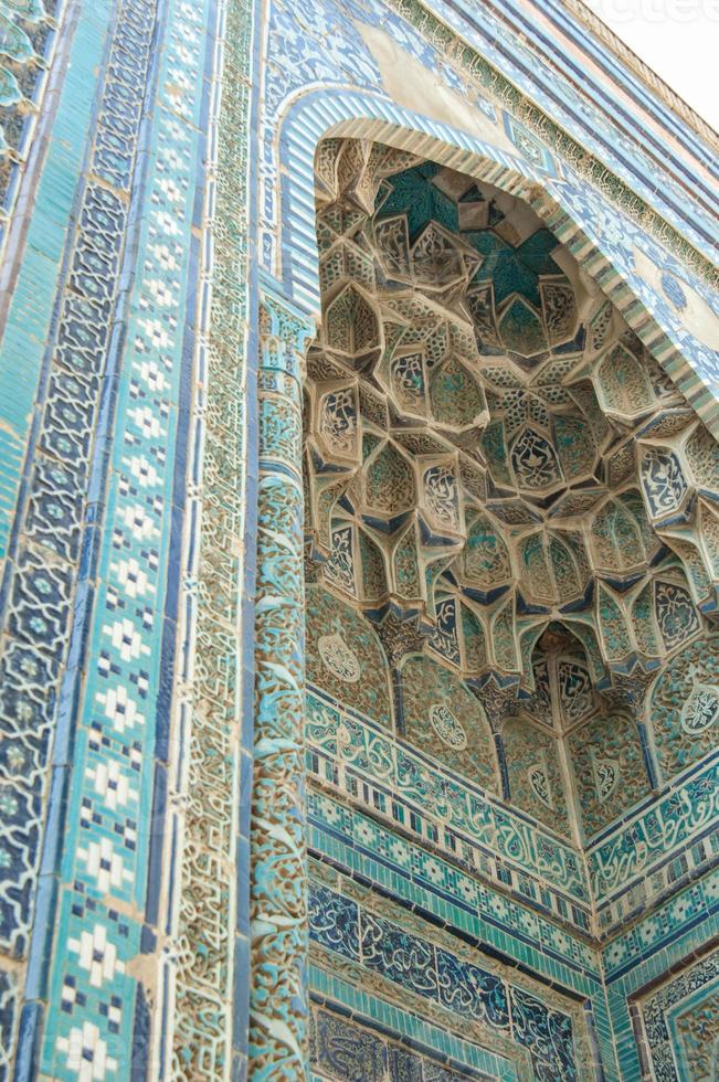 cupola a forma di arco in mosaico tradizionale asiatico. dettagli dell'architettura dell'Asia centrale medievale foto