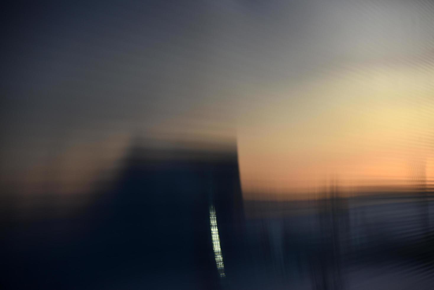 policarbonato azzurro striato sotto i raggi del sole della sera foto