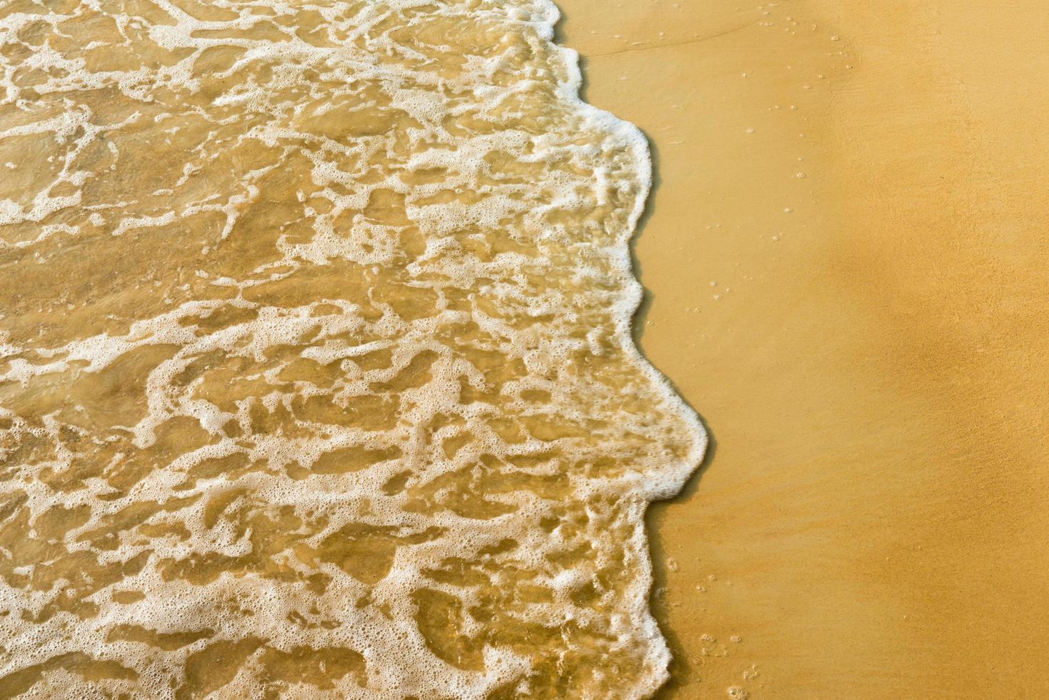 spiaggia di sabbia e onde foto