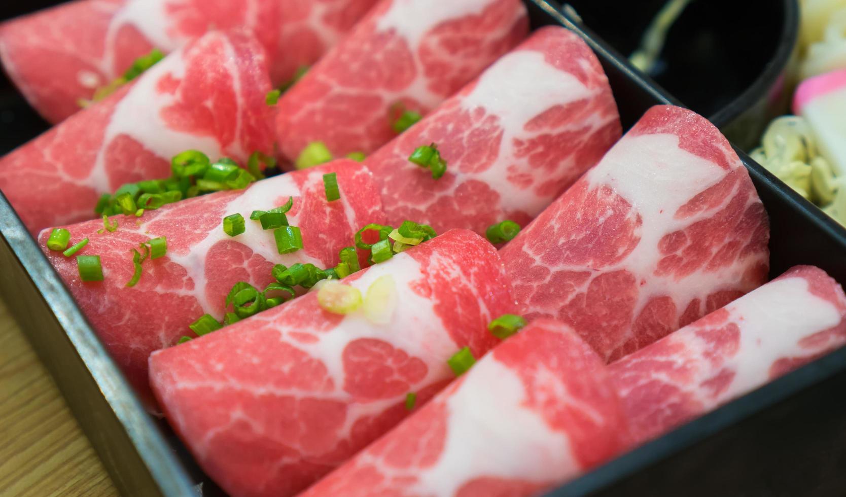 nuovo diapositiva fresca di maiale nel ristorante, cibo giapponese e cibo coreano. foto