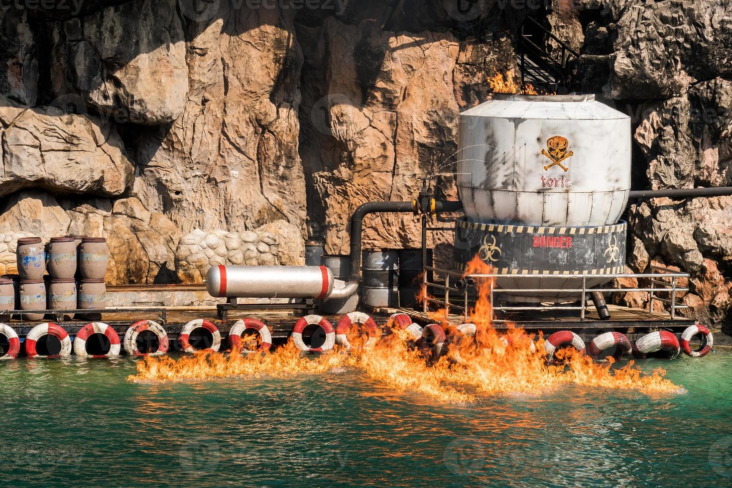 la fuoriuscita di sostanze chimiche pericolose stava bruciando in mare. foto