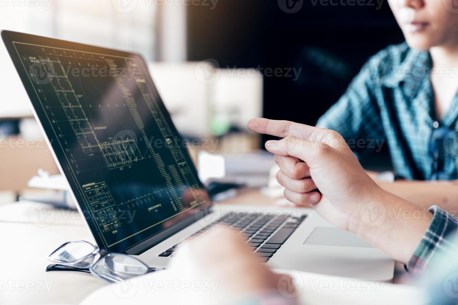 gli adolescenti sviluppano la programmazione con il codice del progetto nel monitor del laptop. foto