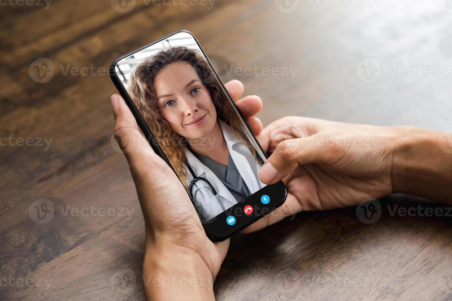 paziente che effettua una videochiamata con il medico online tramite telefono cellulare, servizio di consulenza medica a domicilio e concetti di telemedicina foto