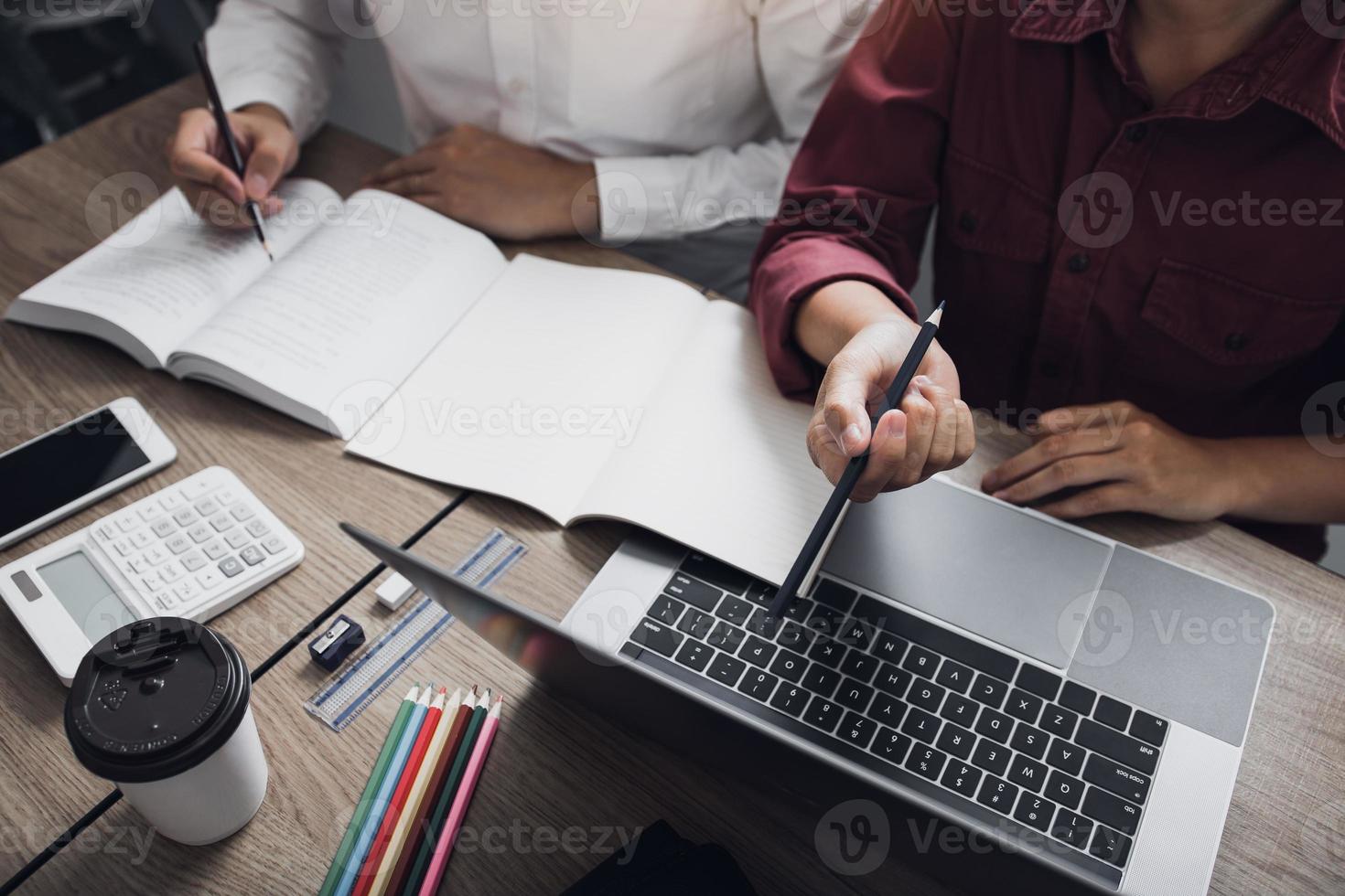 gli studenti stanno aiutando a fare brainstorming sui compiti in biblioteca. foto