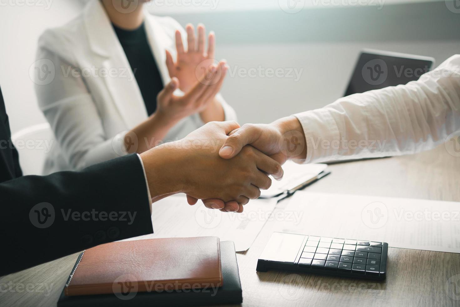 concetto di colloquio tra manager e dipendenti con stretta di mano dopo aver parlato della firma del contratto. foto