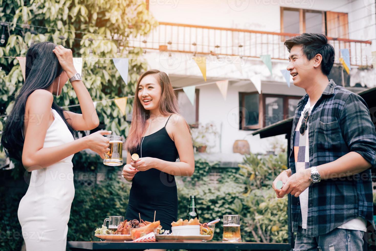 le persone asiatiche si divertono a festeggiare insieme durante il fine settimana in giardino. foto