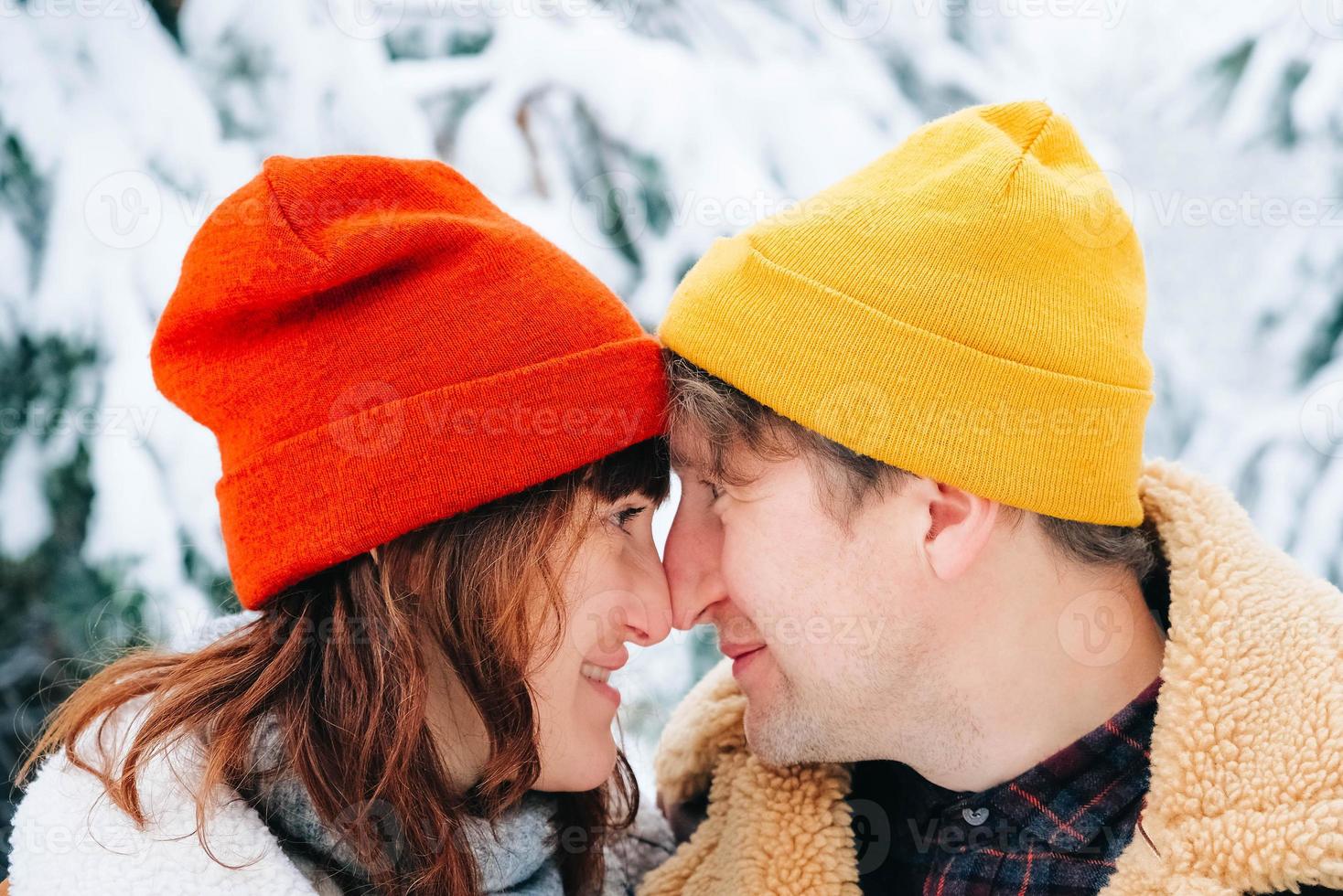 ritratti invernali di una donna e un uomo con caldi cappelli colorati foto