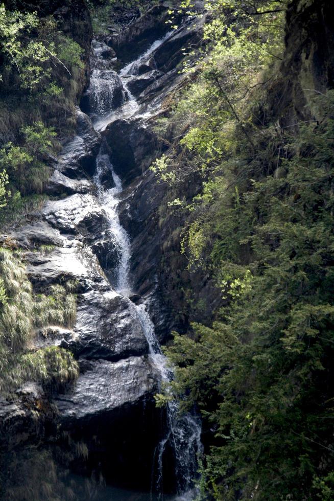 scendere lungo il sentiero roccioso foto