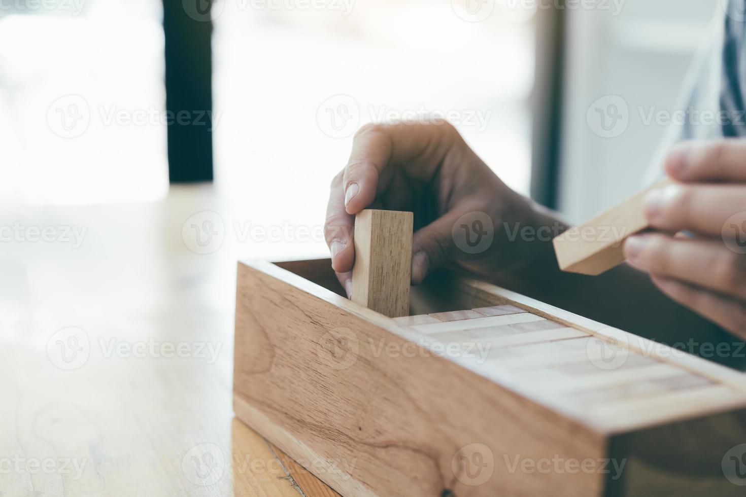 adolescente ritira i tuoi blocchi di legno nella scatola. foto