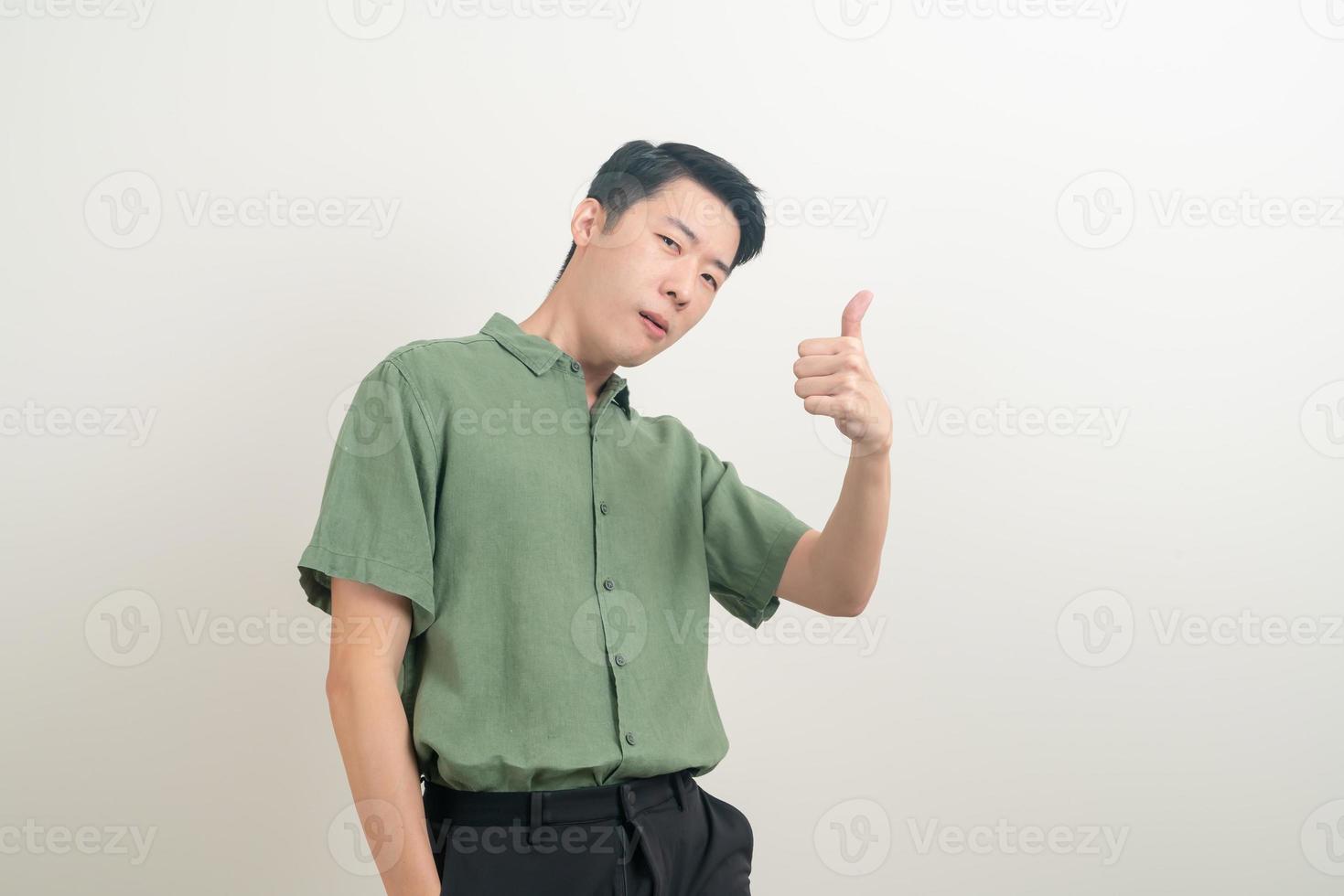 giovane uomo asiatico pollice in alto o segno ok con la mano foto