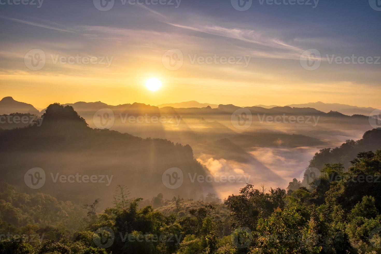 paesaggio panoramico sole sulla collina al mattino foto