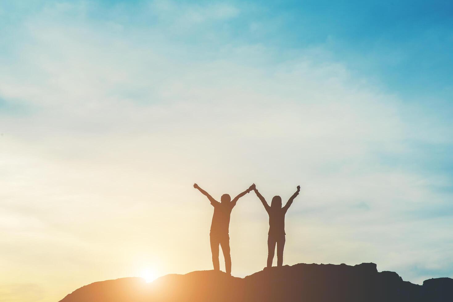 silhouette di persone felici foto