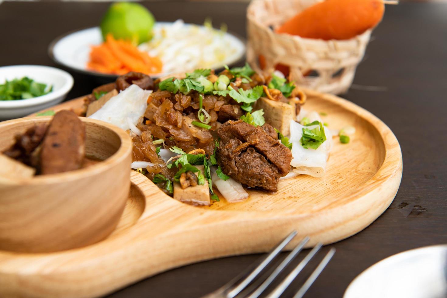 delizioso cibo tailandese preparato da autentici chef tailandesi foto
