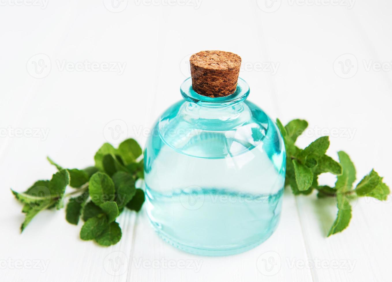 olio essenziale di menta naturale foto