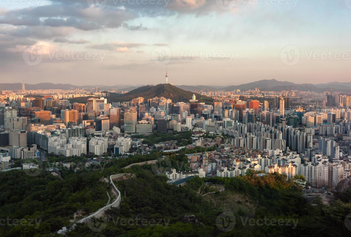 vista del tramonto sulla montagna di seoul forma iwangsan, corea del sud foto