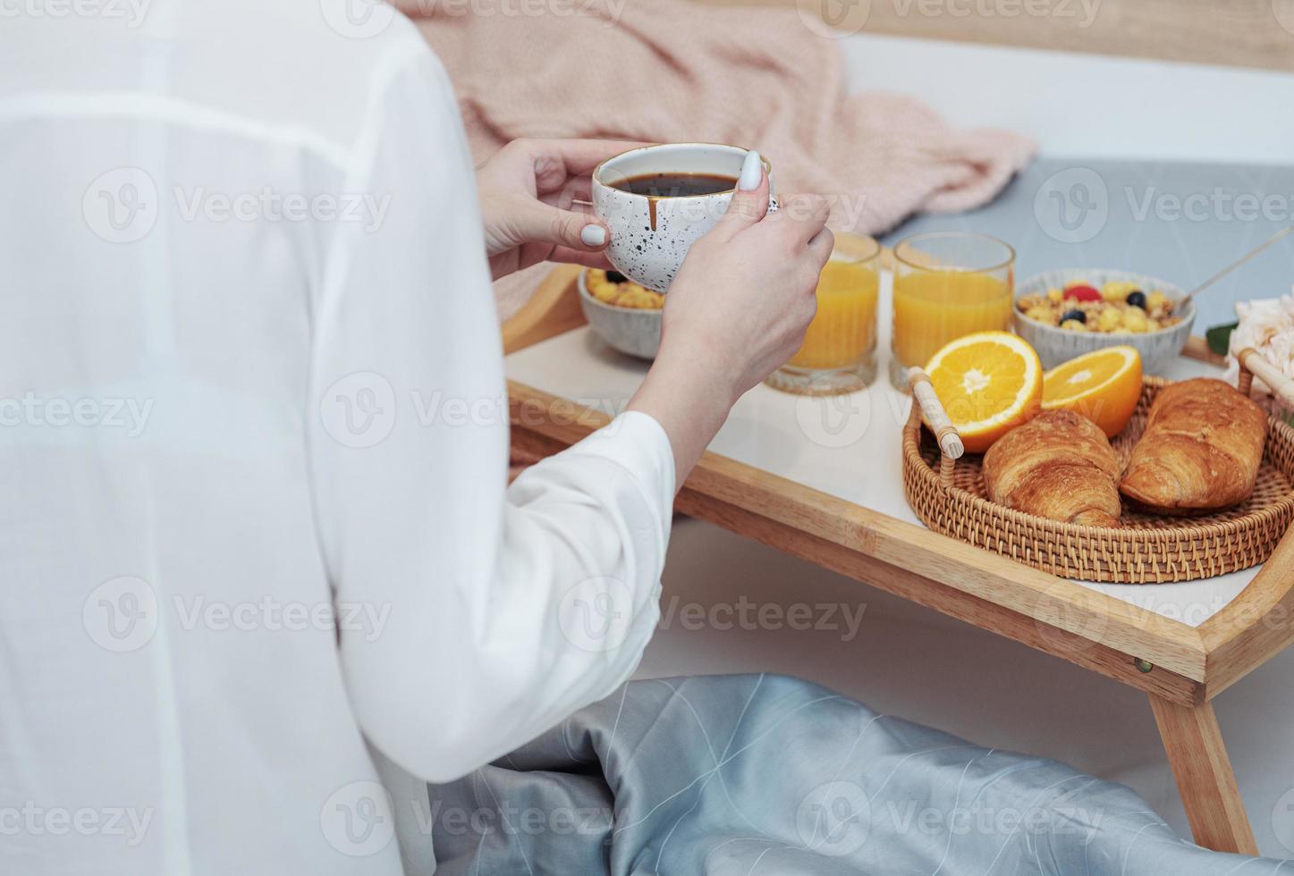 colazione a letto 5433233 Stock Photo su Vecteezy