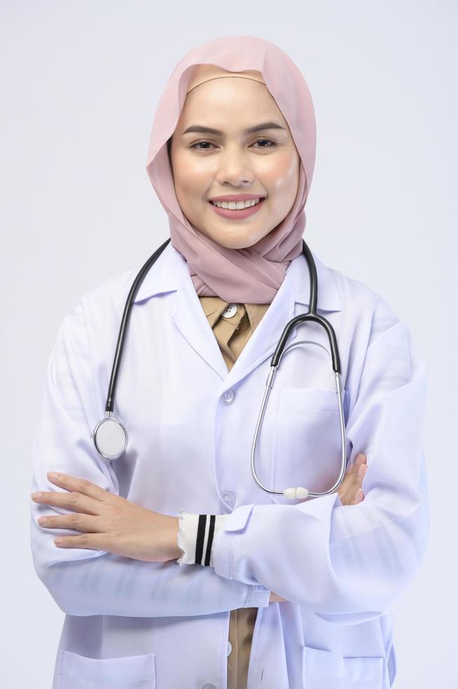 medico musulmano femminile con hijab su sfondo bianco studio. foto