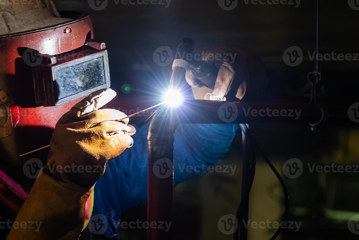 saldatore tecnico acciaio con gas nell'area di produzione foto