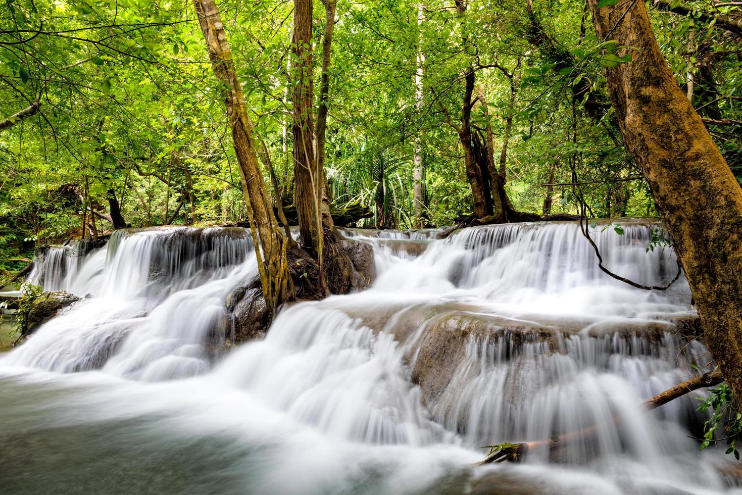 bella cascata nella foresta del parco nazionale alla cascata di huai mae khamin, kanchanaburi thailandia foto