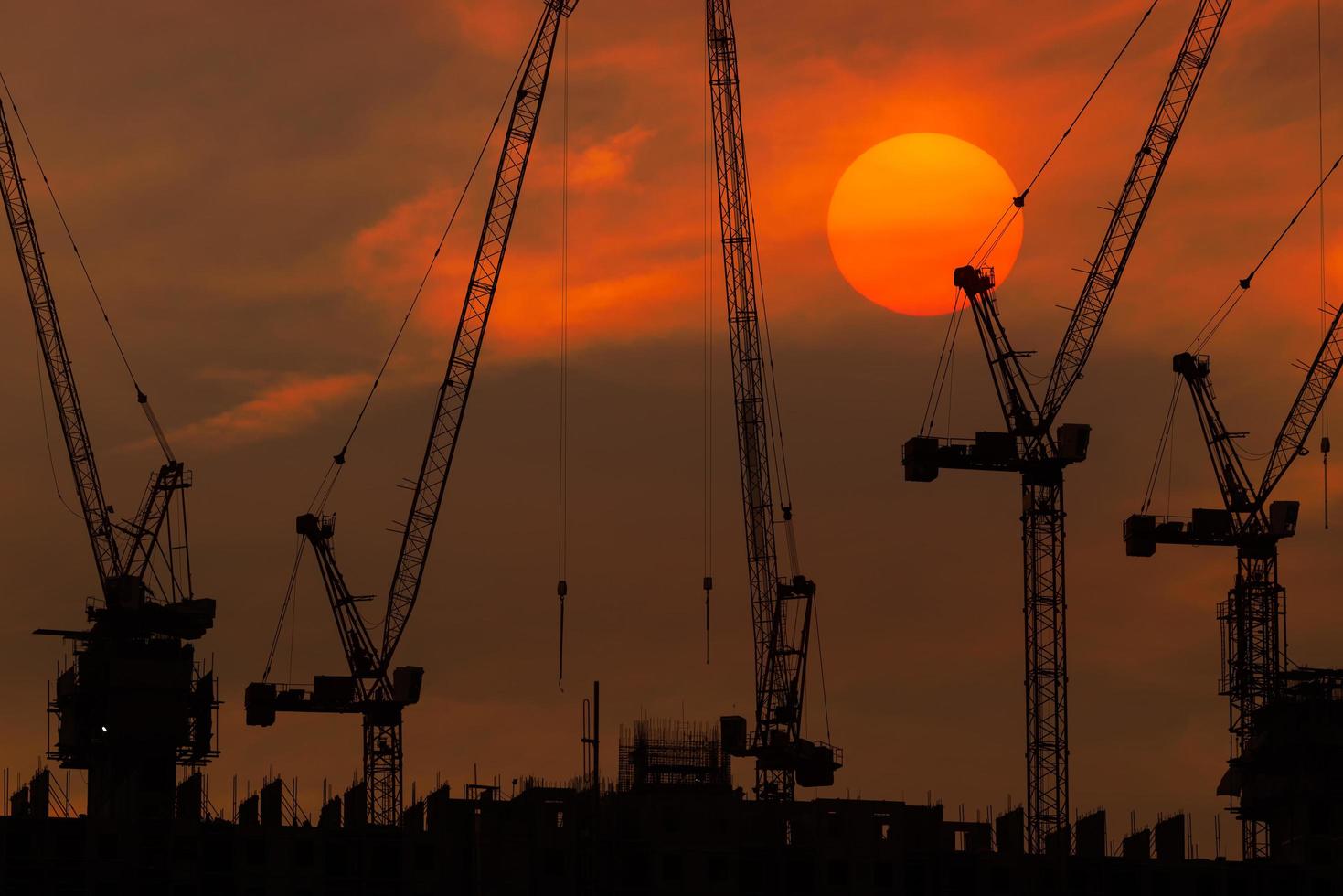 tramonto e sagoma della gru in funzione foto