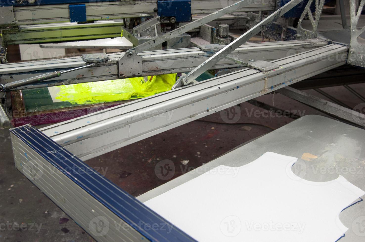 attrezzature e macchine per la pittura di tessuti in un primo piano di una fabbrica di abbigliamento foto